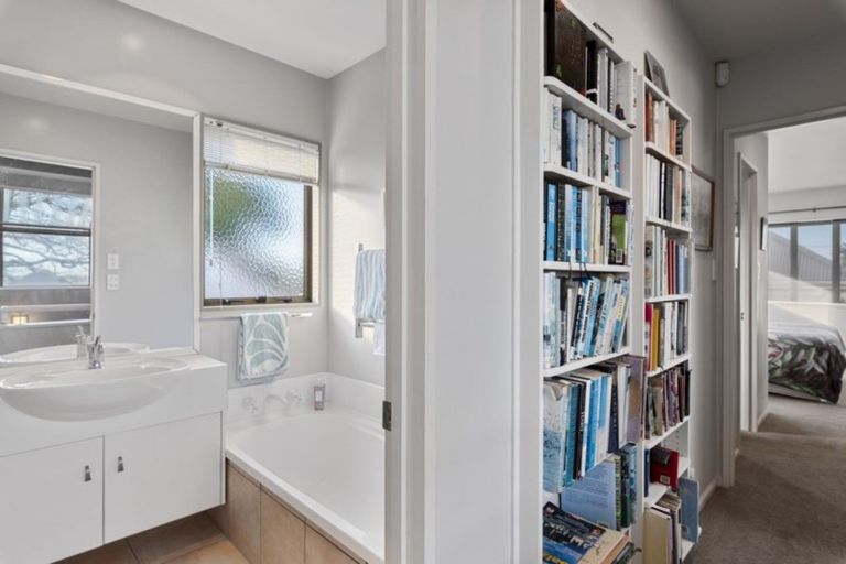 Photo of property in 2/64 Onewa Road, Northcote, Auckland, 0627