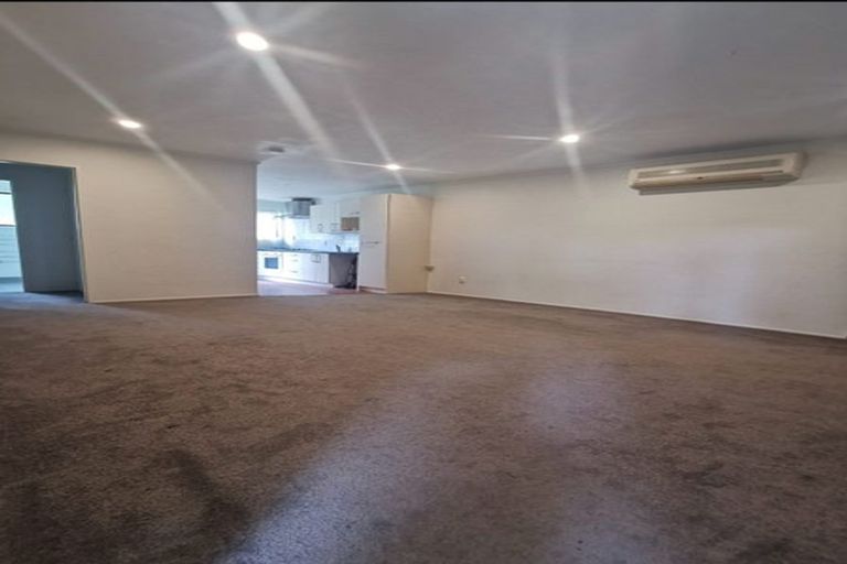 Photo of property in 1/2 Griffiths Place, Te Atatu South, Auckland, 0610