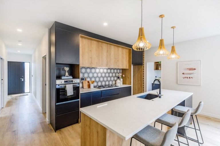 Photo of property in 21 Vinistra Road, Kumeu, 0810