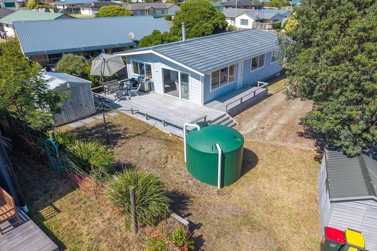 Photo of property in 16 Karaka Street, Otaki Beach, Otaki, 5512