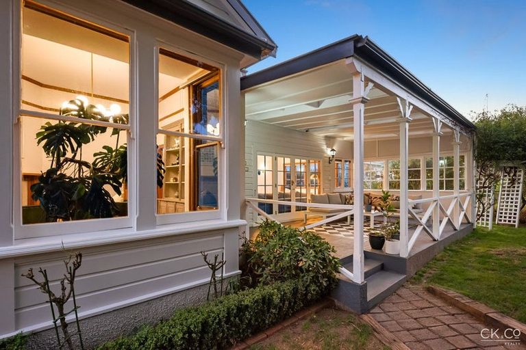 Photo of property in 2 Barton Road, Heretaunga, Upper Hutt, 5018