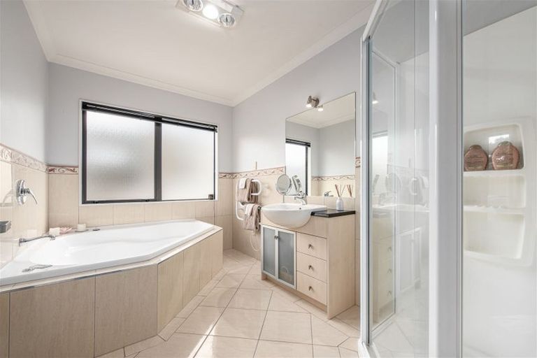 Photo of property in 86 San Valentino Drive, Henderson, Auckland, 0612