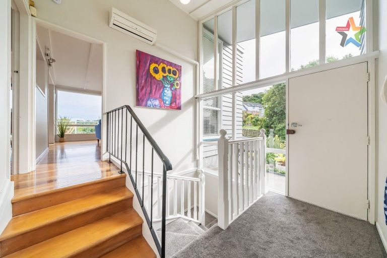 Photo of property in 10 Walnut Way, Maungaraki, Lower Hutt, 5010