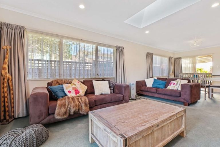 Photo of property in 37 Roys Road, Weymouth, Auckland, 2103