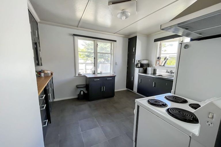 Photo of property in 660 Featherston Street, Roslyn, Palmerston North, 4414