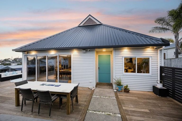 Photo of property in 29 Masterton Road, Rothesay Bay, Auckland, 0630