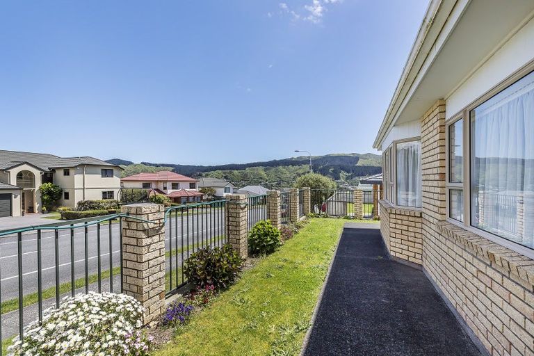 Photo of property in 139 Woodman Drive, Tawa, Wellington, 5028