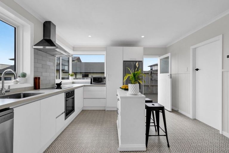 Photo of property in 7 Lemont Place, Westown, New Plymouth, 4310