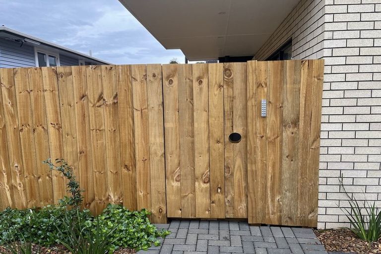 Photo of property in 3/11 Karamu Street, Te Atatu Peninsula, Auckland, 0610