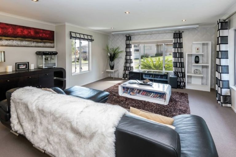 Photo of property in 13 Chateau Rise, Flat Bush, Auckland, 2016