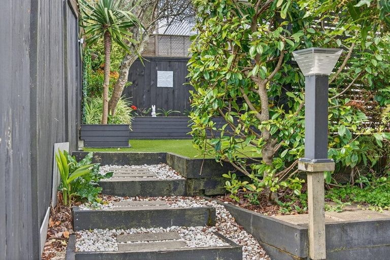 Photo of property in 2/74 Sunnynook Road, Sunnynook, Auckland, 0620