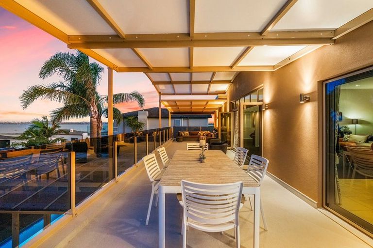 Photo of property in 8 Kawai Rise, Te Atatu Peninsula, Auckland, 0610