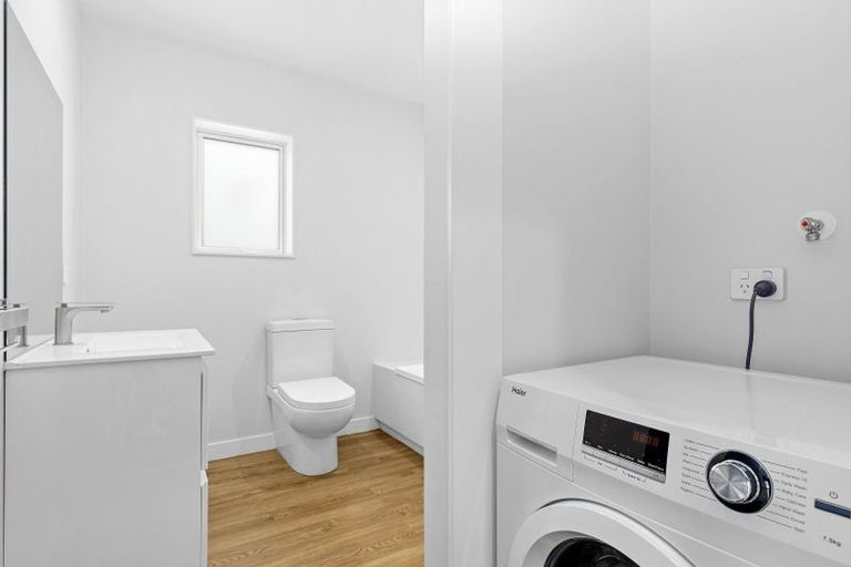 Photo of property in 5a Balmain Street, Newlands, Wellington, 6037