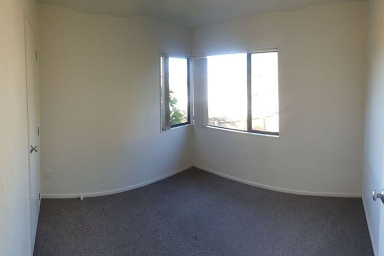 Photo of property in 22 Baulcomb Parade, Windsor Park, Auckland, 0632