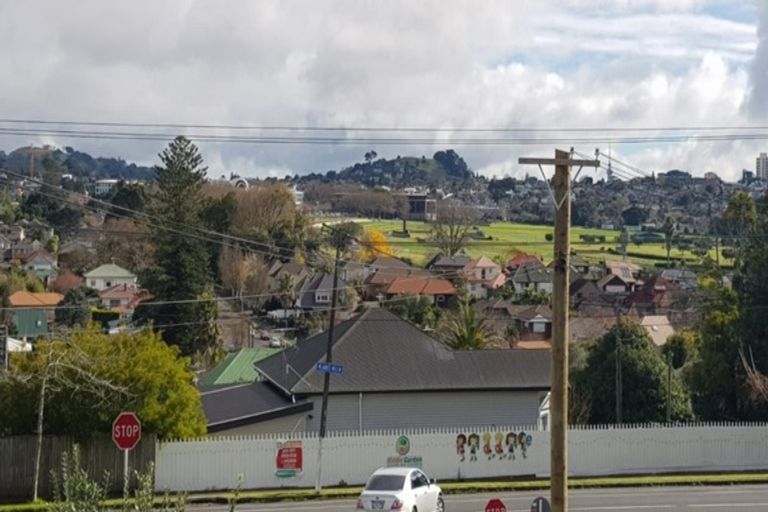 Photo of property in 4 Pukerangi Crescent, Ellerslie, Auckland, 1051