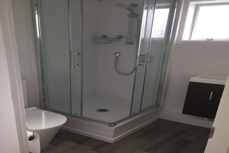 Photo of property in 1/682 East Coast Road, Pinehill, Auckland, 0630