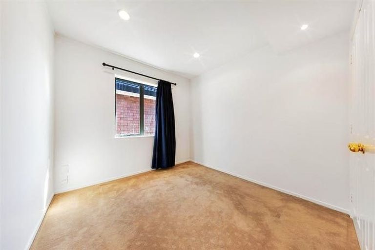 Photo of property in 1 Waylen Place, Burswood, Auckland, 2013