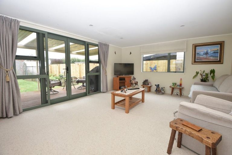 Photo of property in 6 Kupe Drive, Carterton, 5713