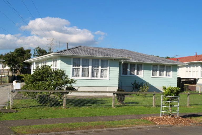 Photo of property in 3 Chadwick Crescent, Mangere East, Auckland, 2024