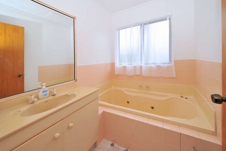 Photo of property in 2/25 Landscape Road, Papatoetoe, Auckland, 2025