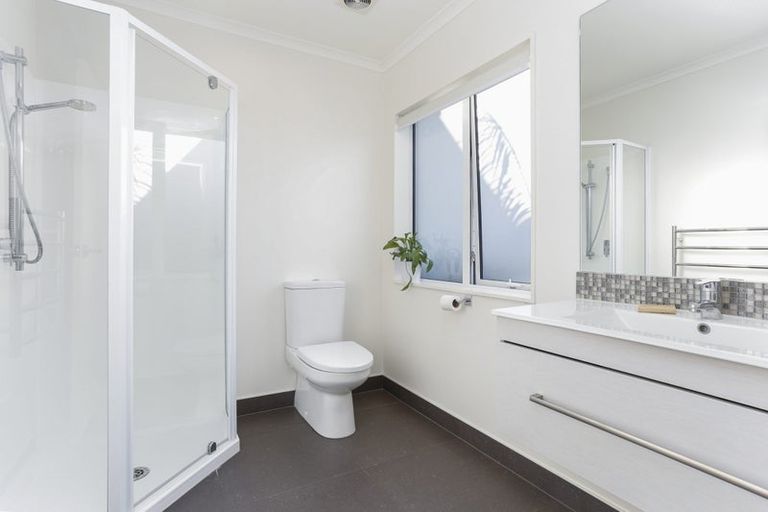 Photo of property in 44b Gilbransen Road, Kumeu, 0810