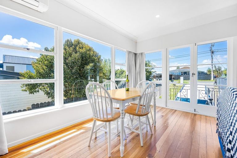 Photo of property in 38 Woodside Road, Massey, Auckland, 0614