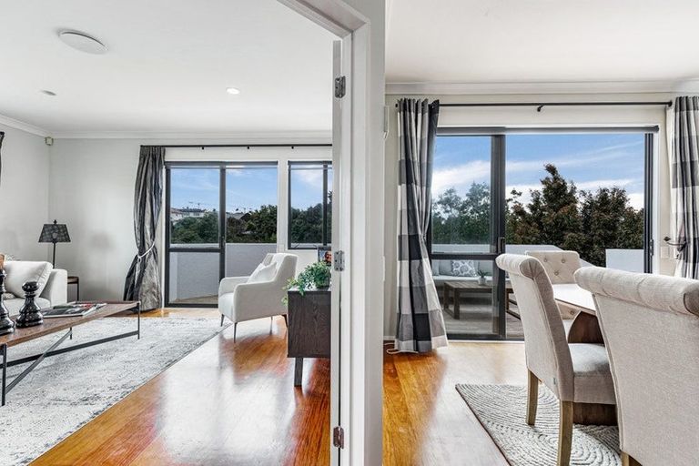 Photo of property in 5 Hobie Court, West Harbour, Auckland, 0618