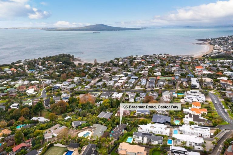 Photo of property in 1/95 Braemar Road, Castor Bay, Auckland, 0620
