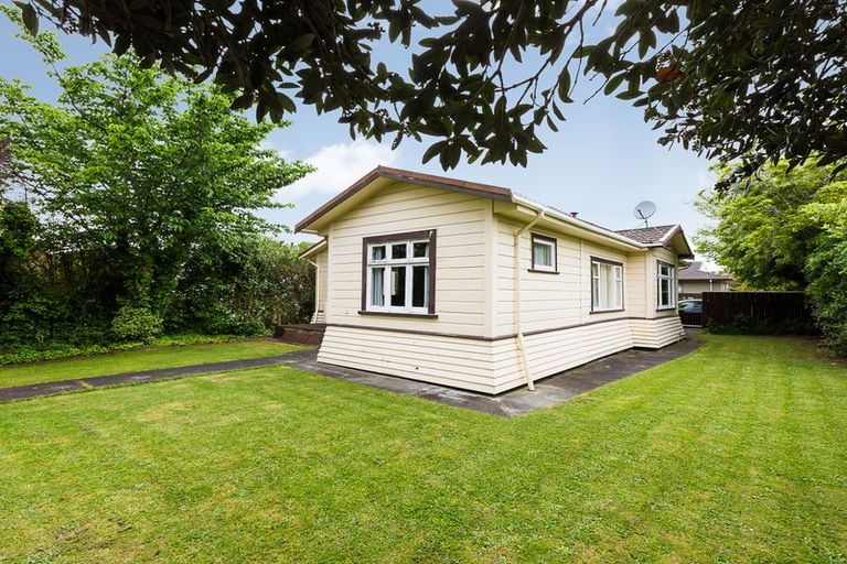 Photo of property in 46 Featherston Street, Takaro, Palmerston North, 4412