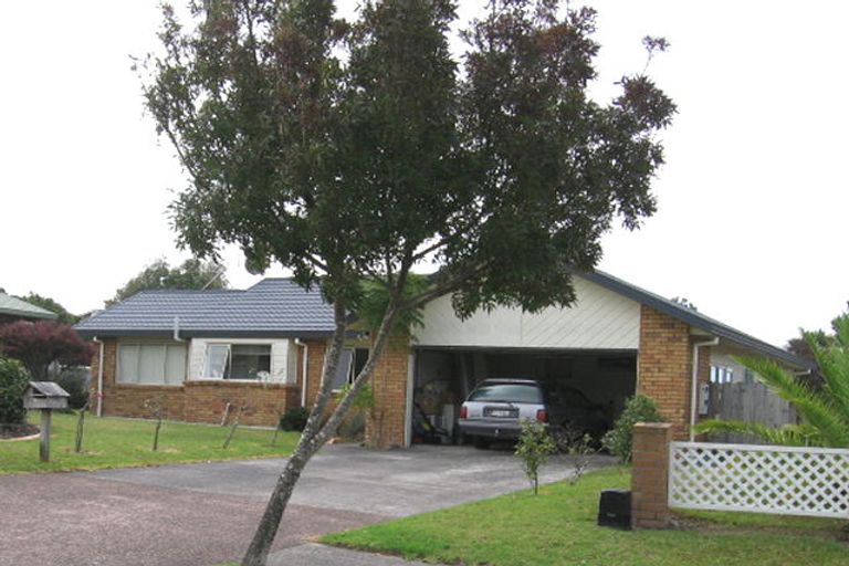 Photo of property in 16 Queen Natalie Place, Massey, Auckland, 0614