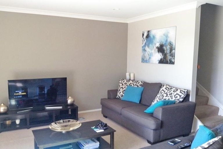 Photo of property in 9b Clearwater Cove, West Harbour, Auckland, 0618