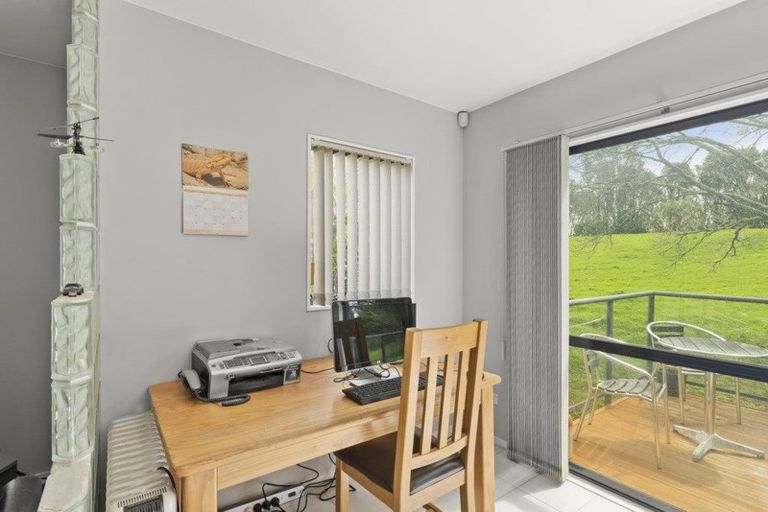 Photo of property in 2/284 Sunset Road, Windsor Park, Auckland, 0632