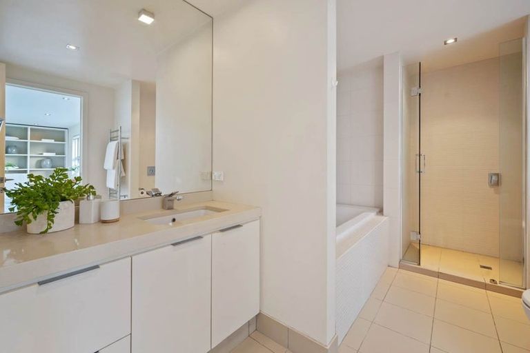 Photo of property in 23 Ocean View Road, Milford, Auckland, 0620