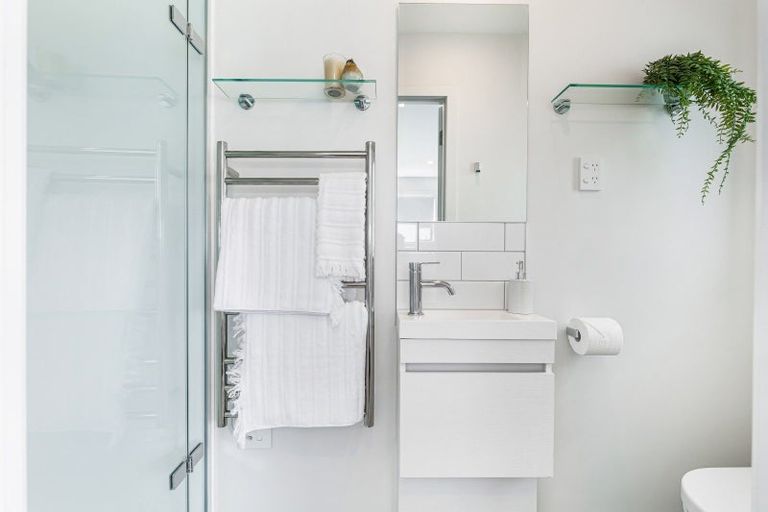 Photo of property in 4/35 Garadice Road, Rothesay Bay, Auckland, 0630