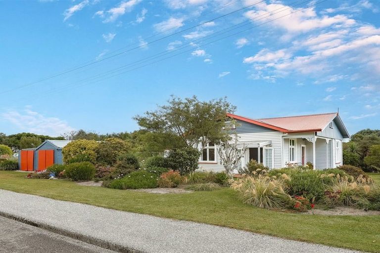 Photo of property in 10 Greenfield Street, Hector, 7822