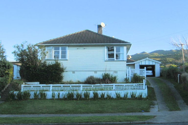 Photo of property in 33 Awarua Street, Elsdon, Porirua, 5022