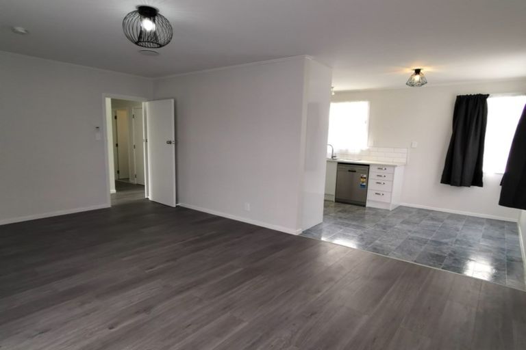 Photo of property in 2 Maybelle Place, Kelston, Auckland, 0602