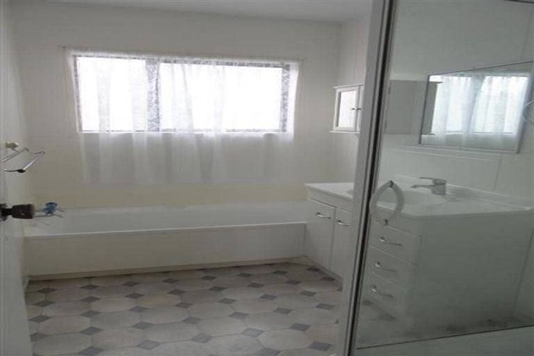 Photo of property in 1/28 Pahi Place, West Harbour, Auckland, 0618