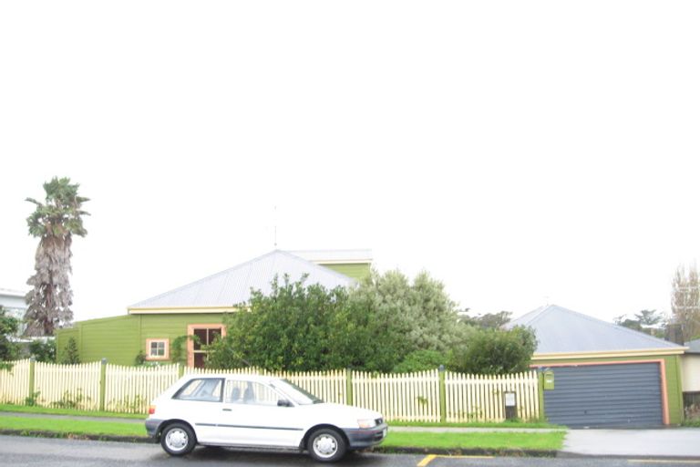 Photo of property in 2/64 Selwyn Road, Cockle Bay, Auckland, 2014