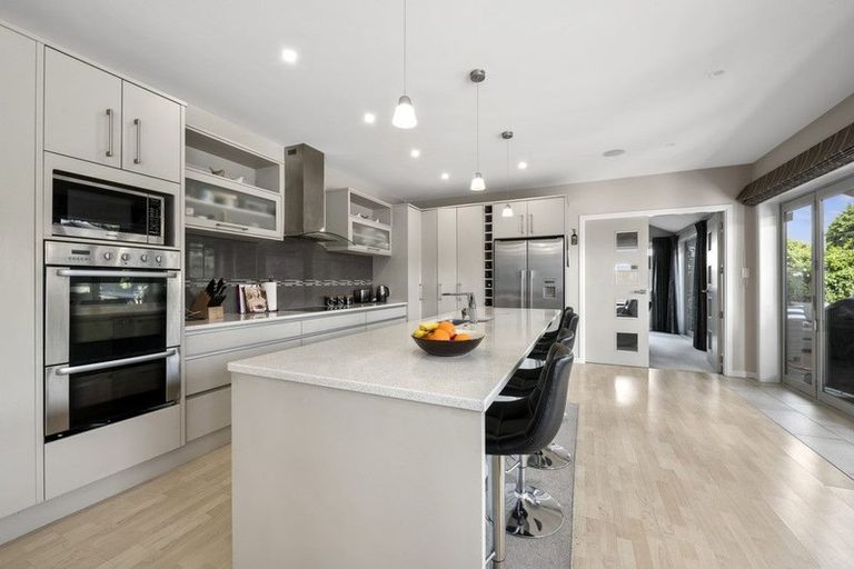 Photo of property in 42 Heretaunga Square, Silverstream, Upper Hutt, 5019