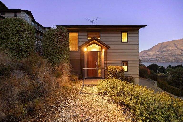 Photo of property in Arno Apartment, 9/8 Mckerrow Place, Sunshine Bay, Queenstown, 9300