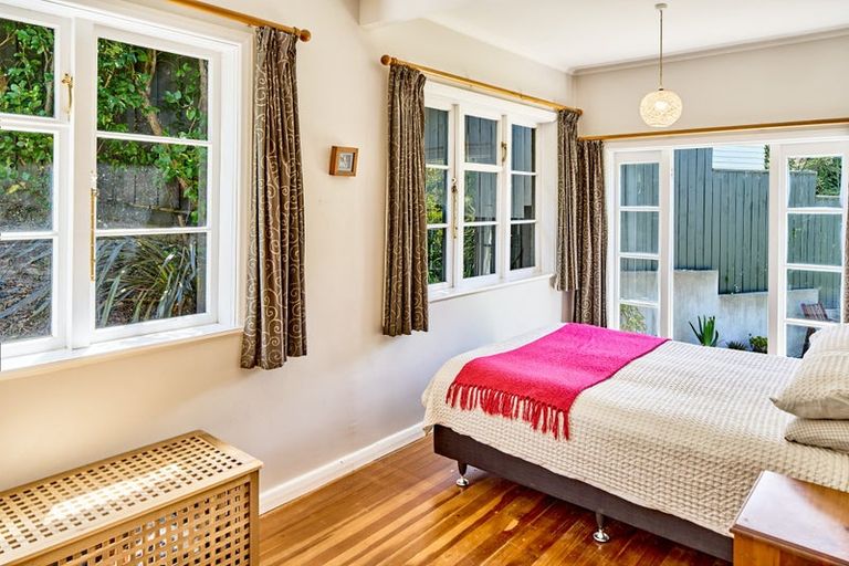 Photo of property in 1 Victory Crescent, Tawa, Wellington, 5028