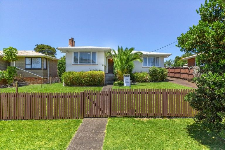 Photo of property in 5 Cobham Crescent, Kelston, Auckland, 0602