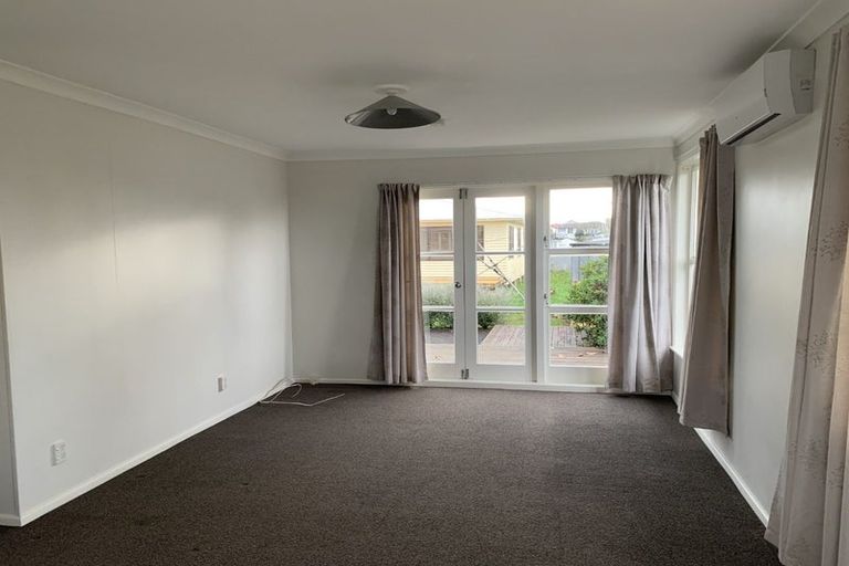 Photo of property in 15 Queenwood Road, Levin, 5510