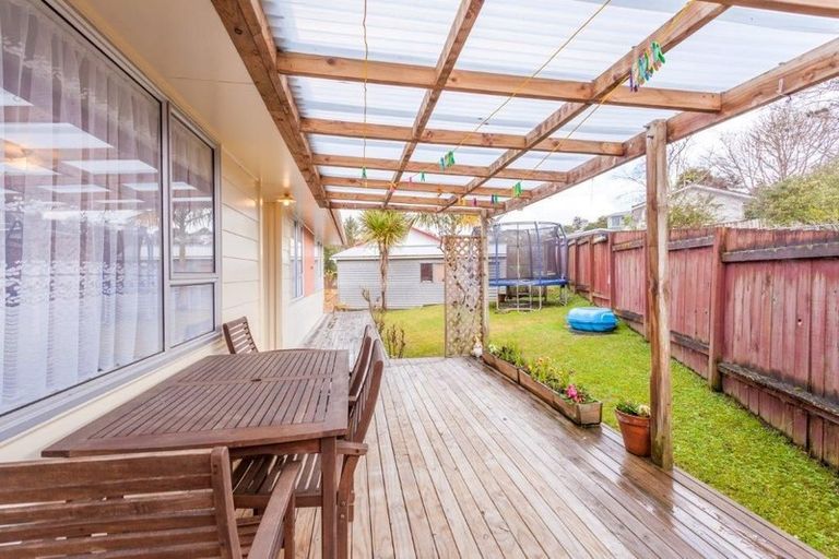 Photo of property in 59 Kemp Road, Massey, Auckland, 0614
