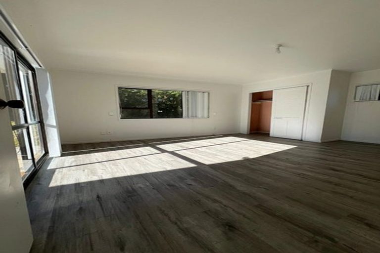Photo of property in 28 Claverdon Drive, Massey, Auckland, 0614