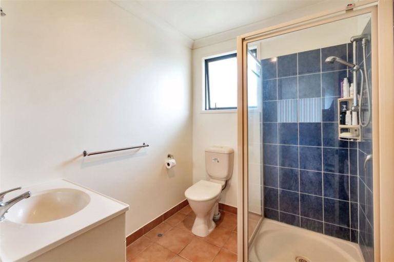 Photo of property in 1 Highfields Terrace, Henderson, Auckland, 0612