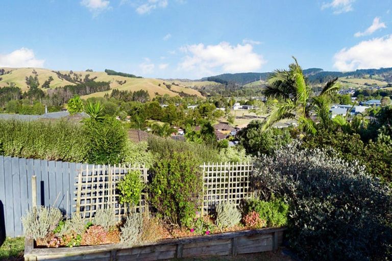 Photo of property in 32 Te Kauri Place, Helensville, 0800