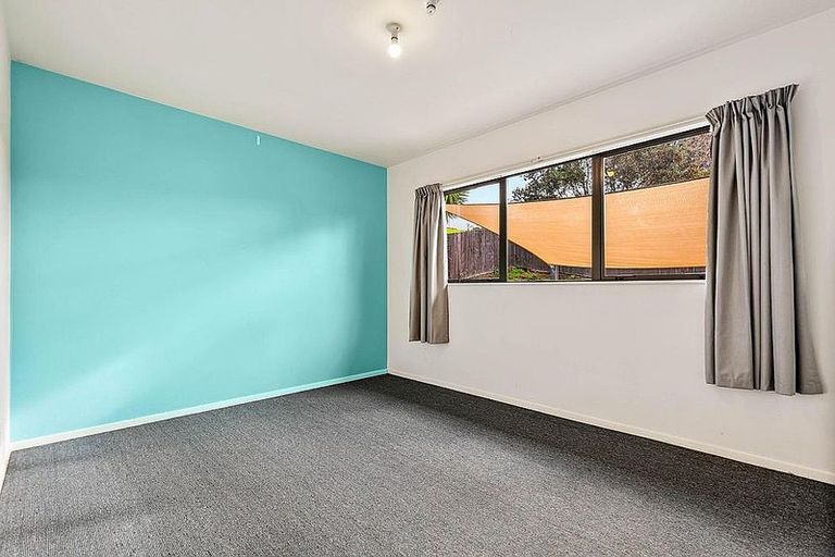 Photo of property in 15 Empressa Heights, Helensville, 0800