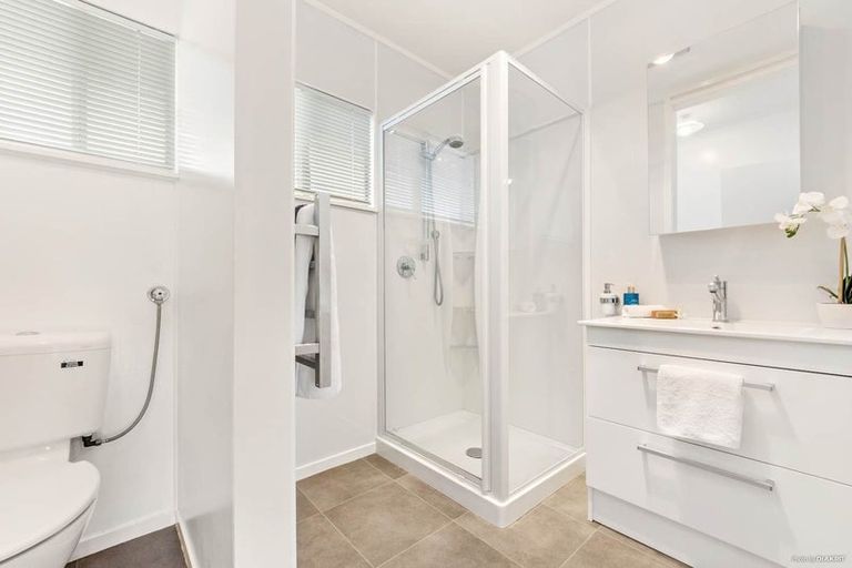 Photo of property in 1/49 Manhattan Heights, Glendene, Auckland, 0602